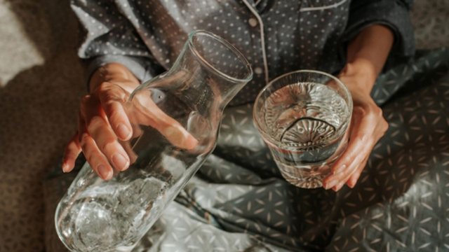 Zgjohesh dhe pi ujë menjëherë? Pse ky zakon mund të