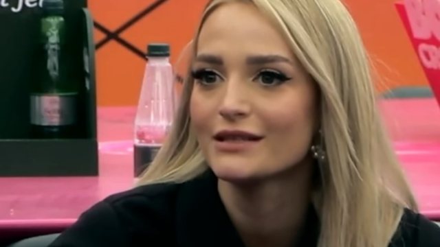 “Gashtë motrat e tua të presin me fitore...”/ Selin merr