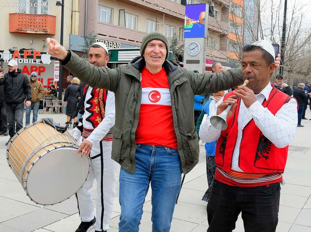FOTOT/ Me veshje tradicionale, flamuj dhe tupana! Shqiptar&euml;t