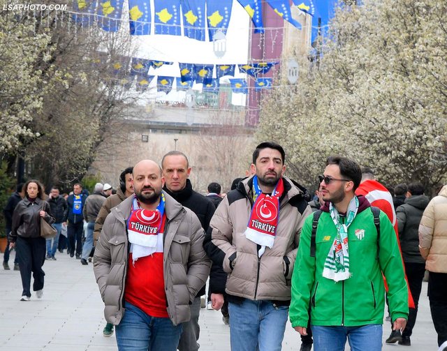 FOTOT/ Me veshje tradicionale, flamuj dhe tupana! Shqiptar&euml;t