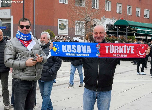 FOTOT/ Me veshje tradicionale, flamuj dhe tupana! Shqiptar&euml;t