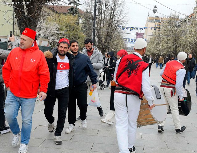 FOTOT/ Me veshje tradicionale, flamuj dhe tupana! Shqiptar&euml;t