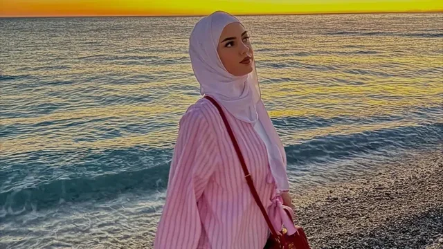 Influenceres i publikojn&euml; n&euml; rrjet foto gjysm&euml; nudo/ B&euml;n