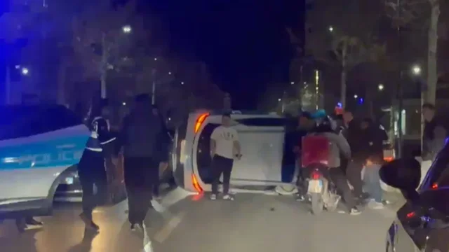 Duke ia mbathur p&euml;rplasi edhe makin&euml;n e policis&euml;! Reagon policia