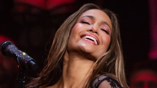 FOTO / Me një fustan elegant, Jennifer Lopez shkëlqen në daljen e