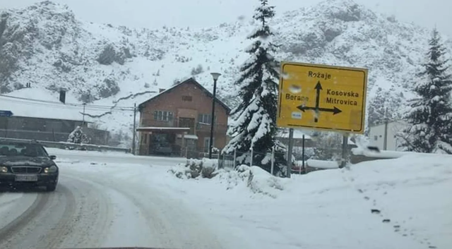 Bora e dendur bllokon rrug&euml;n Pej&euml;&ndash;Rozhaj&euml;: Kamion&euml;t