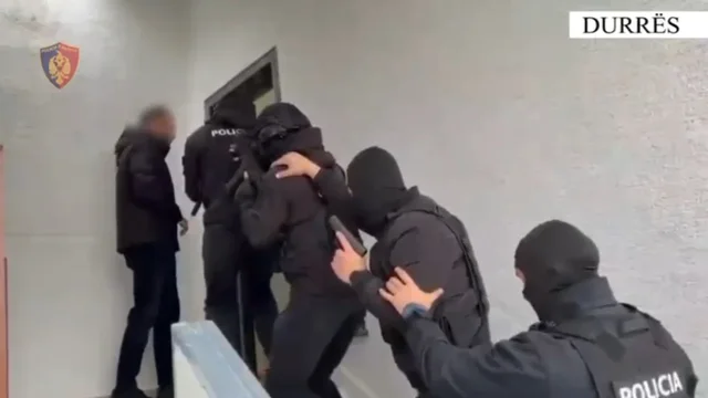 Studio e tatuazheve e mbushur me arm&euml; dhe municion luftarak, arrestohet