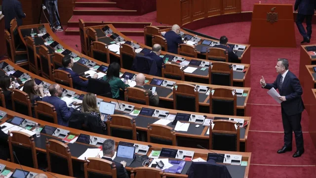 Tensionet n&euml; Kuvend, Flamur Noka godet me shishe uji Taulant Ball&euml;n