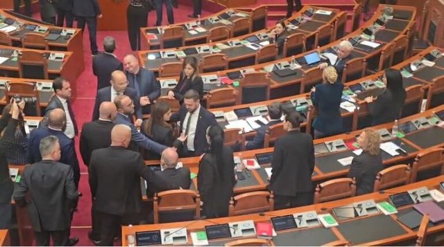 Tjet&euml;r p&euml;rplasje n&euml; Kuvend, deputetja e PD tenton t&rsquo;i