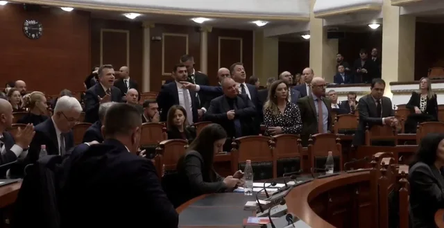 Taulant Balla merr fjal&euml;n, deputet&euml;t e PD godasin tavolinat, u afrohen