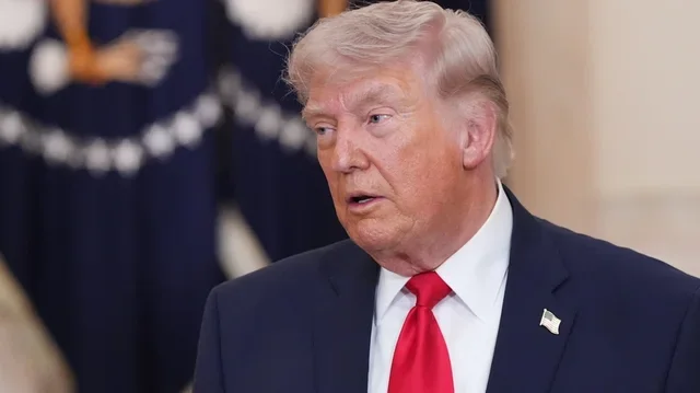 Trump ironizon Macron: &ldquo;Gruaja e tij e goditi, dhe ai ende e kujton