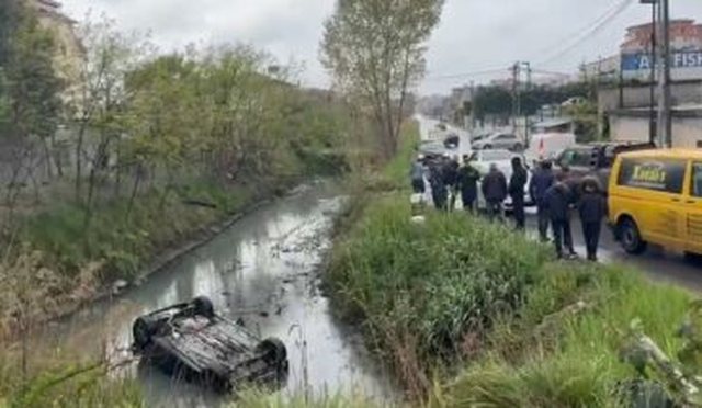 Durr&euml;s/ Automjeti del nga rruga dhe bie n&euml; kanal, dyshohet se shoferja