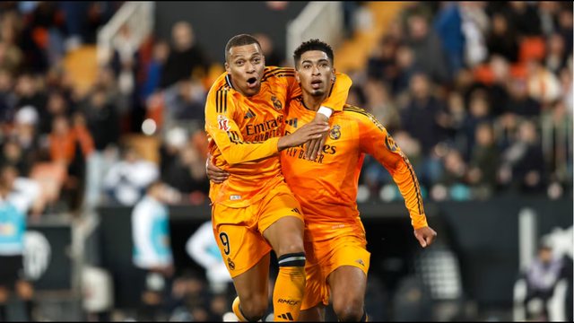 L&rsquo;Equipe publikon pagat e futbollist&euml;ve dhe trajner&euml;ve n&euml;