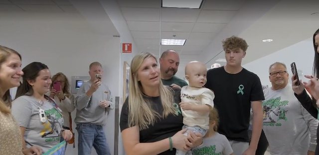 Momenti kur 2-vje&ccedil;ari triumfon luft&euml;n me s&euml;mundjen e