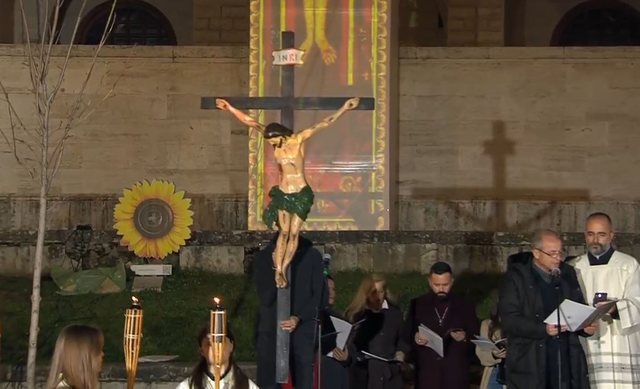 Kremtohet e Premtja e Madhe në Tiranë, besimtarët katolikë