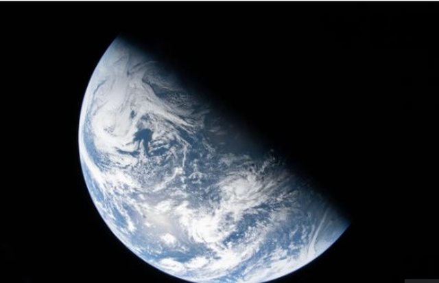 Ekuipazhi i Artemis II kap imazhet e para t&euml; Tok&euml;s nga hap&euml;sira