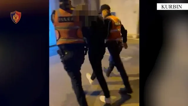 L&euml;vizte i armatosur dhe me automjetin pa targa, n&euml; pranga