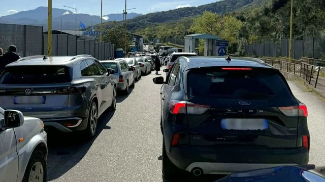 Radhë kilometrike në Qafë Thanë, shqiptarët