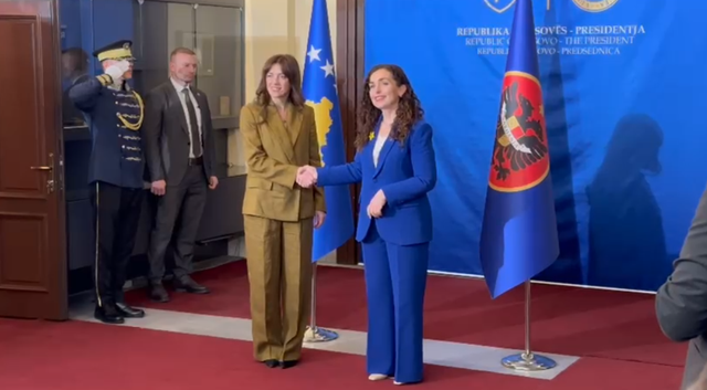 Osmanit i p&euml;rfundoi mandati/ Mbahet ceremonia, detyra e presidentes i kalon