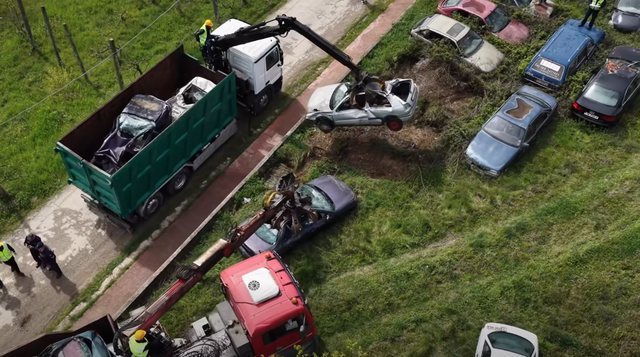 Lirimi i hap&euml;sirave publike/ Rama ndan pamjet nga Lundra: Pastrim nga