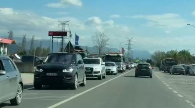 Pashkët/ Trafik i rënduar në hyrje-daljet e qytetit të