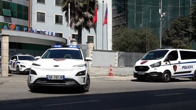 Durrës/ Vajza h*dh nënën nga shkallët dhe arratiset,