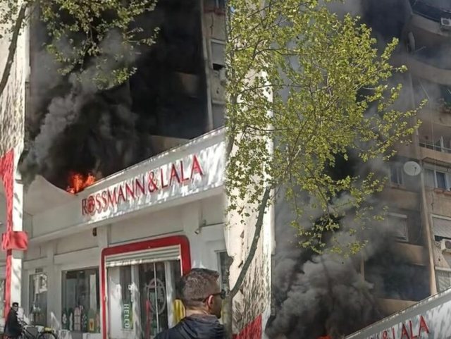 Zjarr pranë pallatit në qendër të Tiranës, tymi mbulon