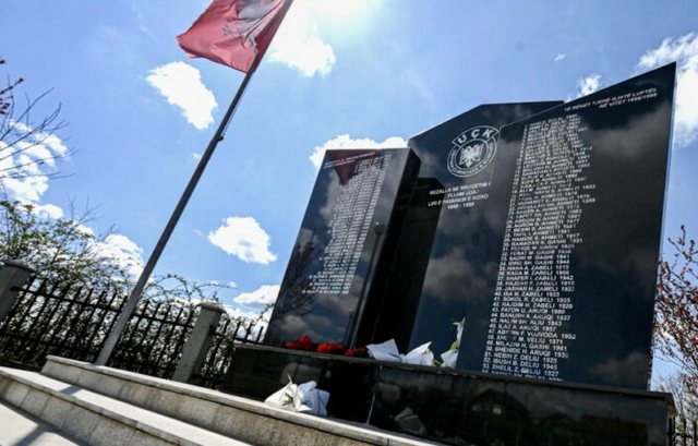 &ldquo;Serbia ende fle mbi varreza masive&rdquo;/ Kurti p&euml;r Masakr&euml;n e