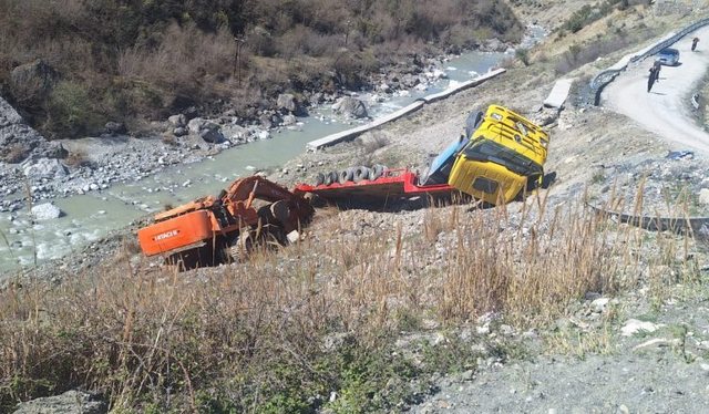 Aksident në aksin Maliq–Gramsh, karrotreci përfundon jashtë