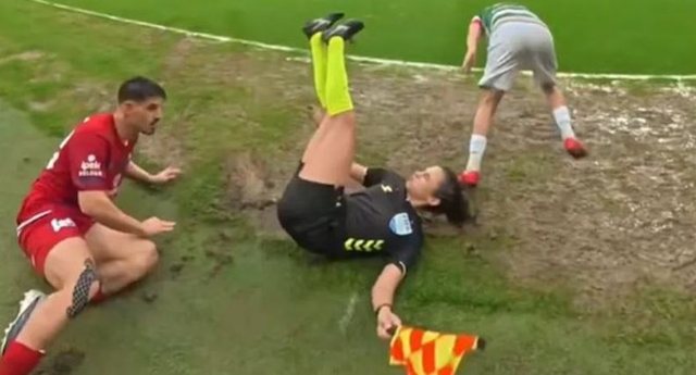 E rr&euml;zoi gjyqtaren n&euml; fush&euml;, futbollisti e injoron totalisht.