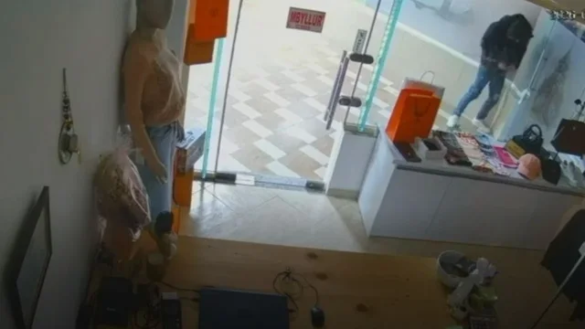 I riu n&euml; gjendje t&euml; dehur hyn n&euml; qendr&euml;n tregtare n&euml;