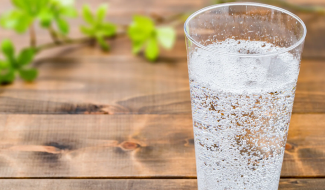 A është uji i gazuar një zgjedhje e shëndetshme? Zbulojeni