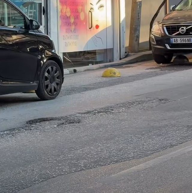 Rruga me gropa në Selitë, Braçe ndan VIDEON: Kolona nga trafiku