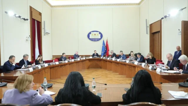 Komisionet hetimore p&euml;r ARRSH-n&euml; dhe AKSHI-n, PS rr&euml;zon dy