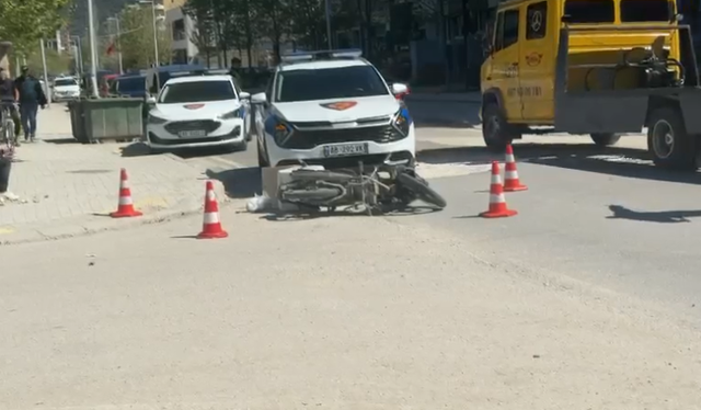 Aksident n&euml; Vlor&euml;, makina p&euml;rplas motorin, l&euml;ndohet