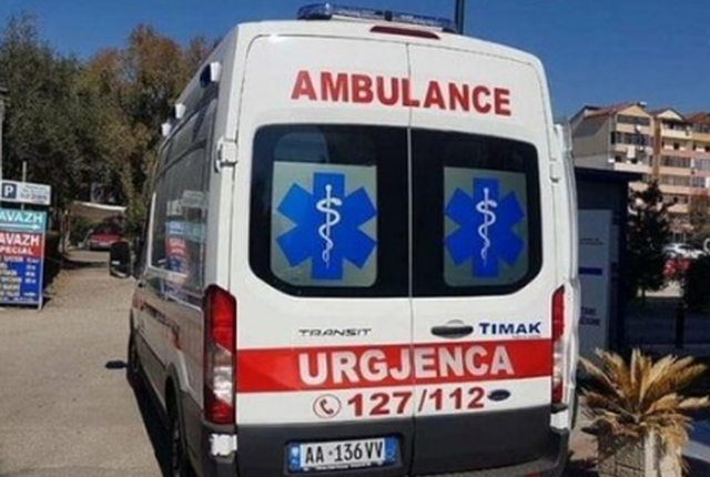 Aksident n&euml; autostrad&euml;n Rrogozhin&euml;-Lushnje: Makina p&euml;rplaset