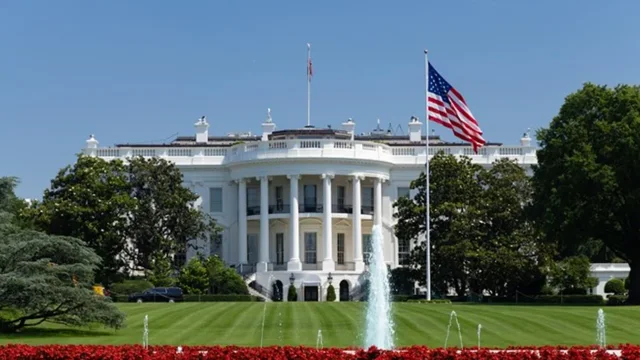 Sht&euml;pia e Bardh&euml; mohon interpretimet p&euml;r arm&euml;