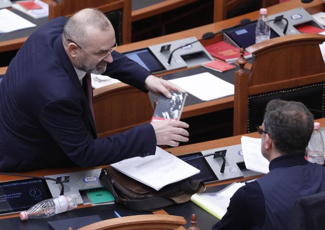 FOTO/ Ulsi Manja i dhuron Erion Braçes librin “Stalini