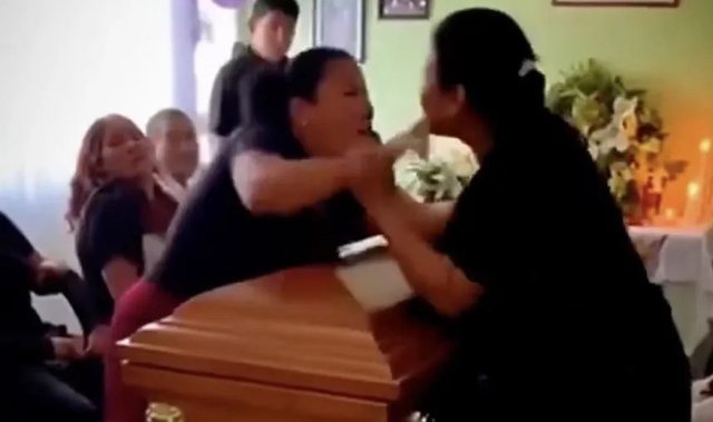 Dy gra zihen n&euml; funeral, pasi zbulojn&euml; se t&euml; dyja ishin t&euml;