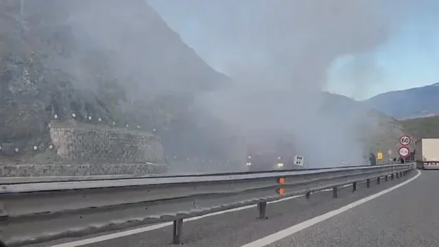 Makina përfshihet nga flakët në Kukës, bllokohet rruga drejt