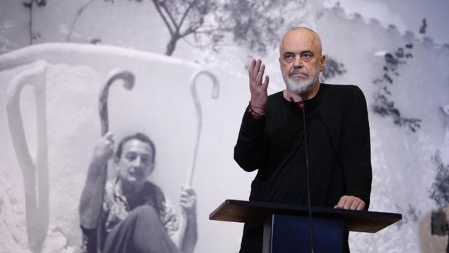 Tiran&euml;/ Hapet n&euml; COD ekspozita e Salvador Dali, Rama: Ky koleksion