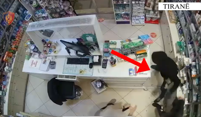 Kanosi me thik&euml; punonj&euml;sen dhe vodhi xhiron ditore n&euml; dyqan,