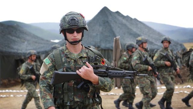 Qeveria rrit angazhimin dhe p&euml;rdit&euml;son rregullat e misioneve ushtarake