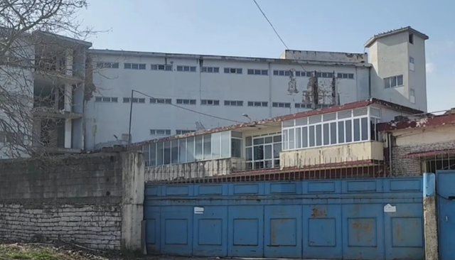 Rrëzimi i punonjësit nga kati i dytë i godinës/ Arrestohet