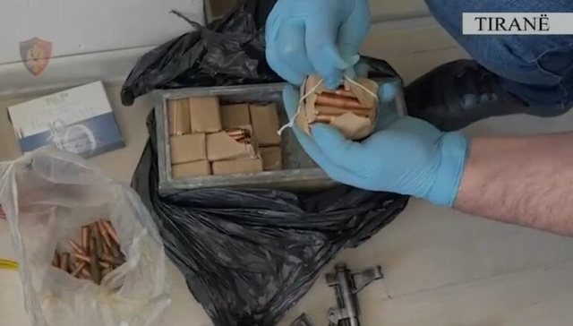 EMRI/ Iu gjet arsenal armësh në banesë, ish-ushtaraku u arratis