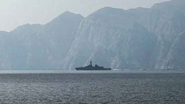 Irani paralajmëron: Anija amerikane do të sulmohet brenda 30 minutash