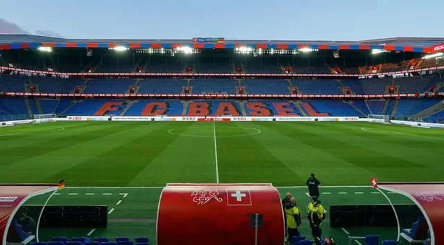 Frikë te Baseli, dhomat e zhveshjes në flakë, shtyhet ndeshja