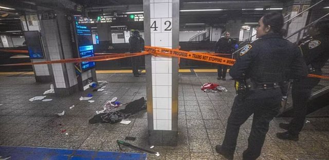 Sulm me hanxhar në një stacion treni të New York-ut, plagosen tre