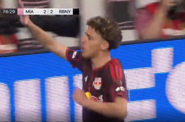 Shk&euml;lqen n&euml; SHBA, shqiptari sh&euml;non golin dhe i mohon fitoren