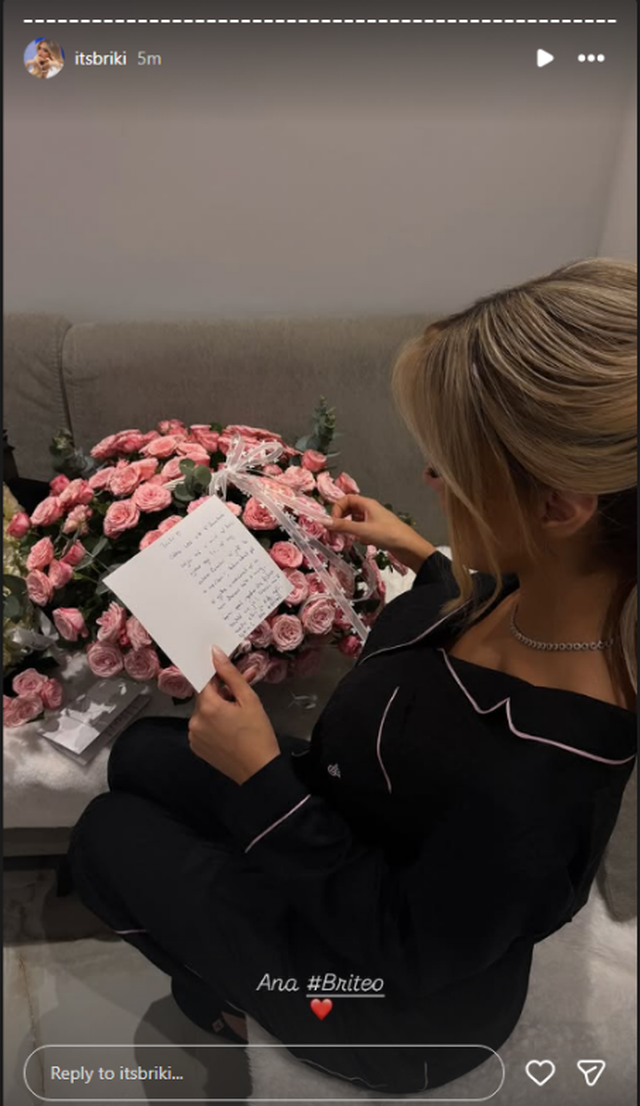 FOTO/ Brikena del nga BBVA, por fansat e &lsquo;mbysin&rsquo; me surpriza